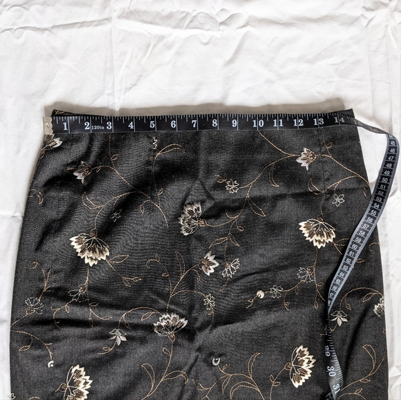 Ann Taylor LOFT charcoal embroidered pencil skirt, size 6 - Picture 4 of 8